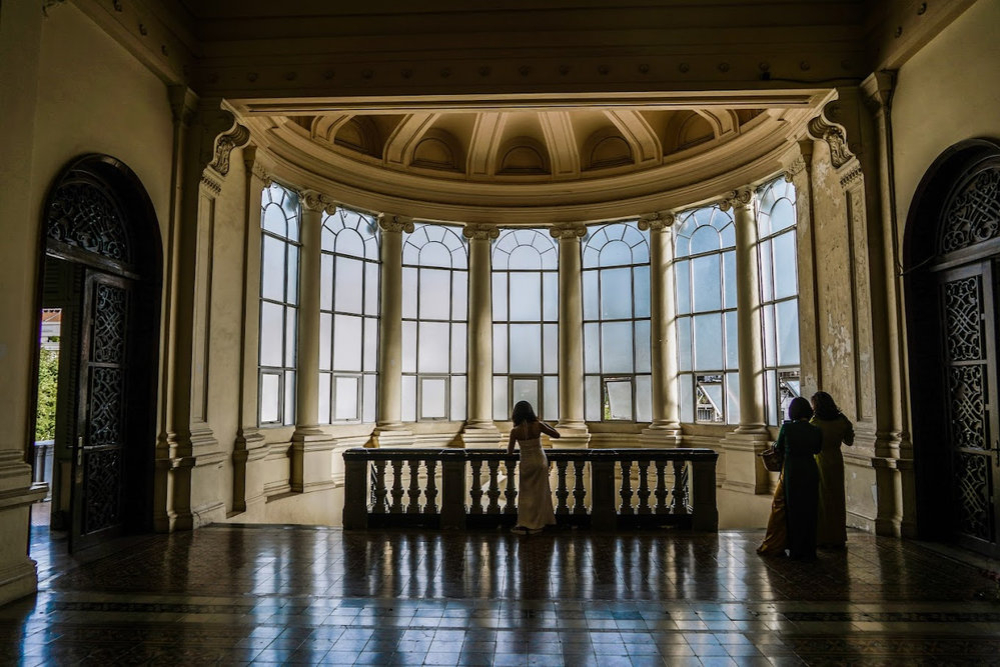 The space inside the museum is luxurious and classic, suitable for photo shoots